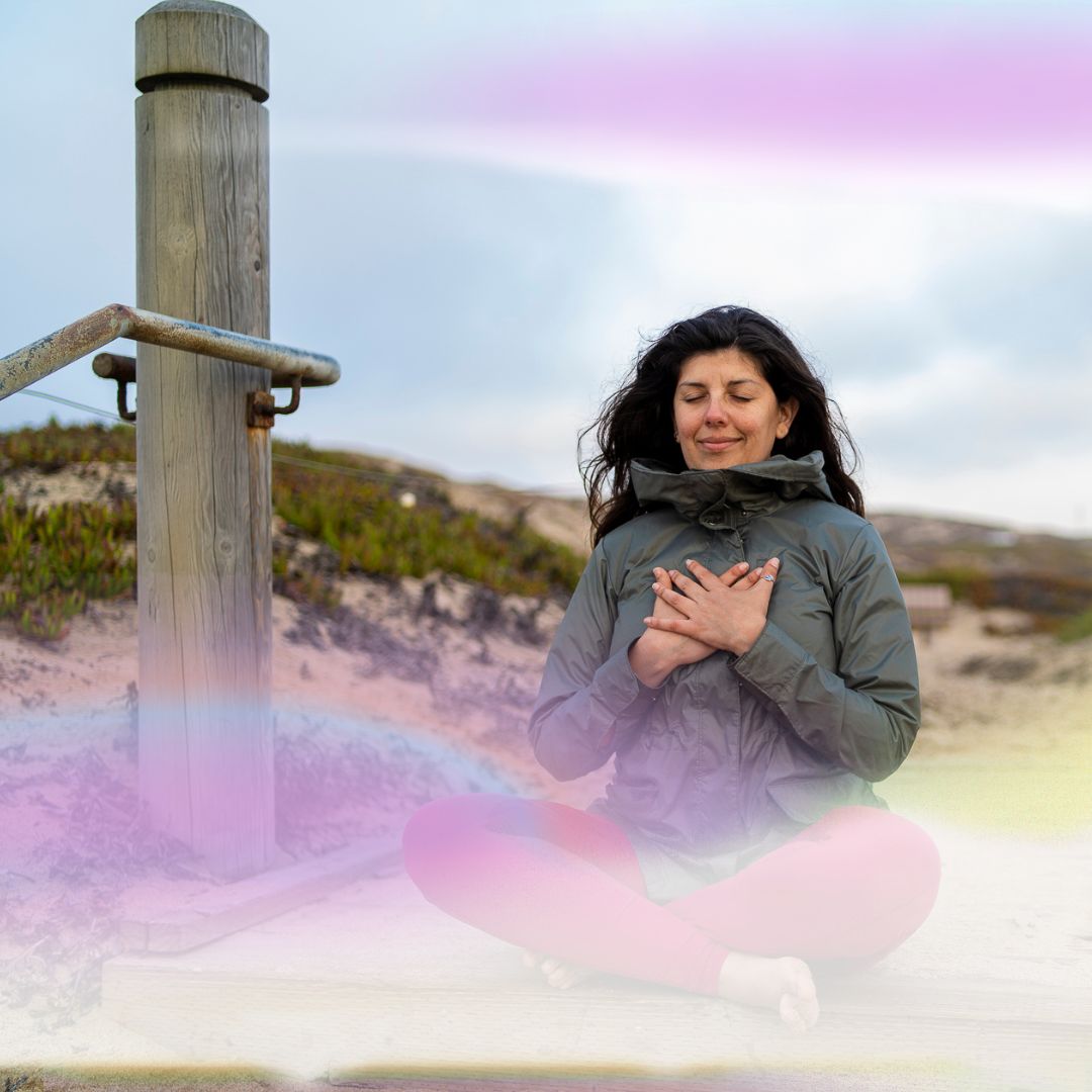 Bea Coronel meditando en la naturaleza, con las manos en el corazón, representando autoconocimiento y crecimiento personal