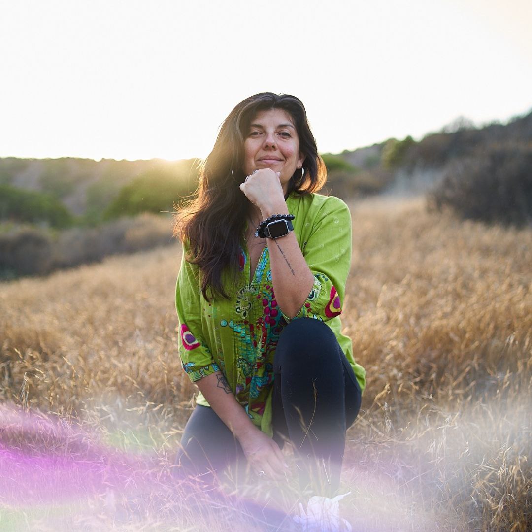 Bea Coronel sonriendo en la naturaleza, representando cercanía, confianza y autenticidad en su enseñanza